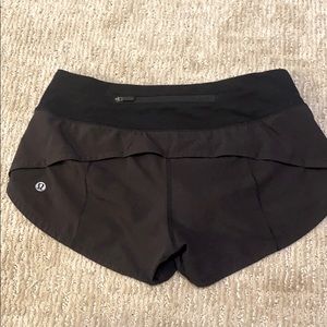 lululemon black speed up shorts 2.5”